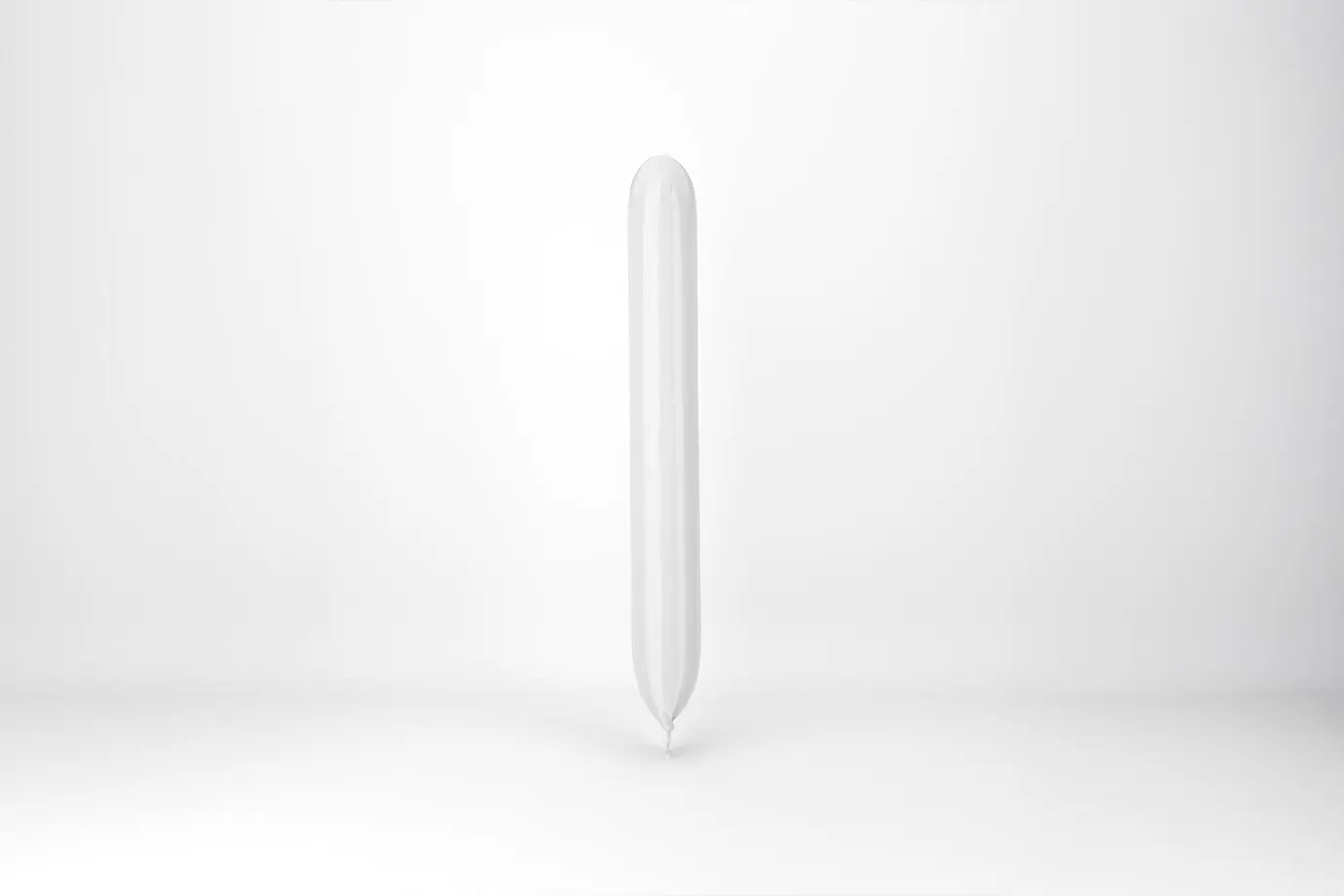 Weißer, länglicher Anfeuerungsballon, isoliert auf einer weißen Oberfläche.